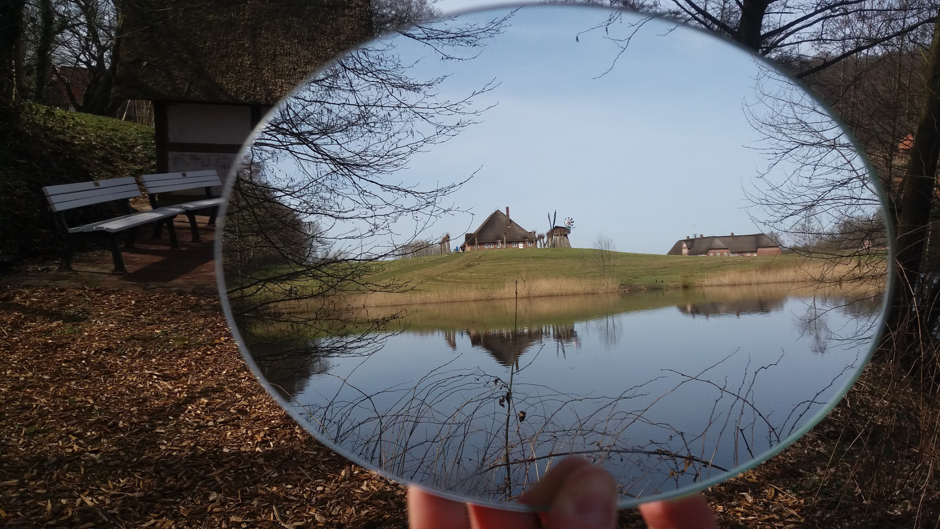 Im Spiegel ist der See des Molfsee Geländes zu sehen.