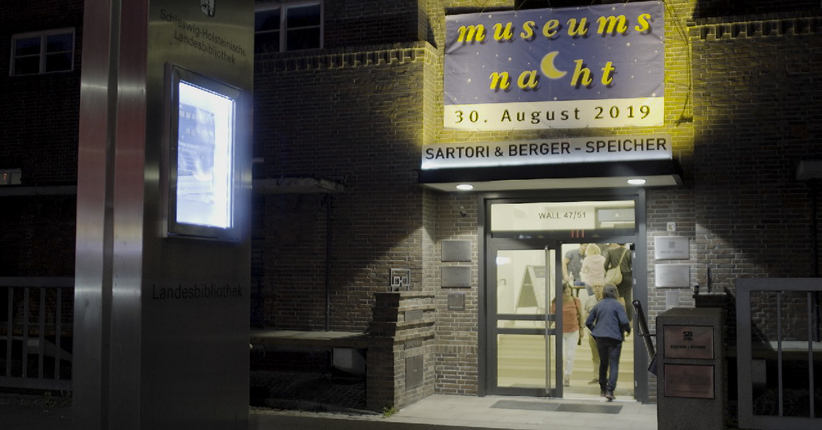 Foto Eingang Landesbibliothek mit Museumsnachtbanner