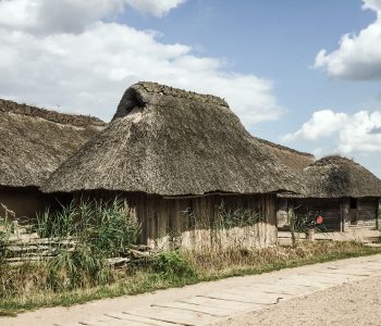Ein Holzgebäude im Wikinger Museum Haithabu