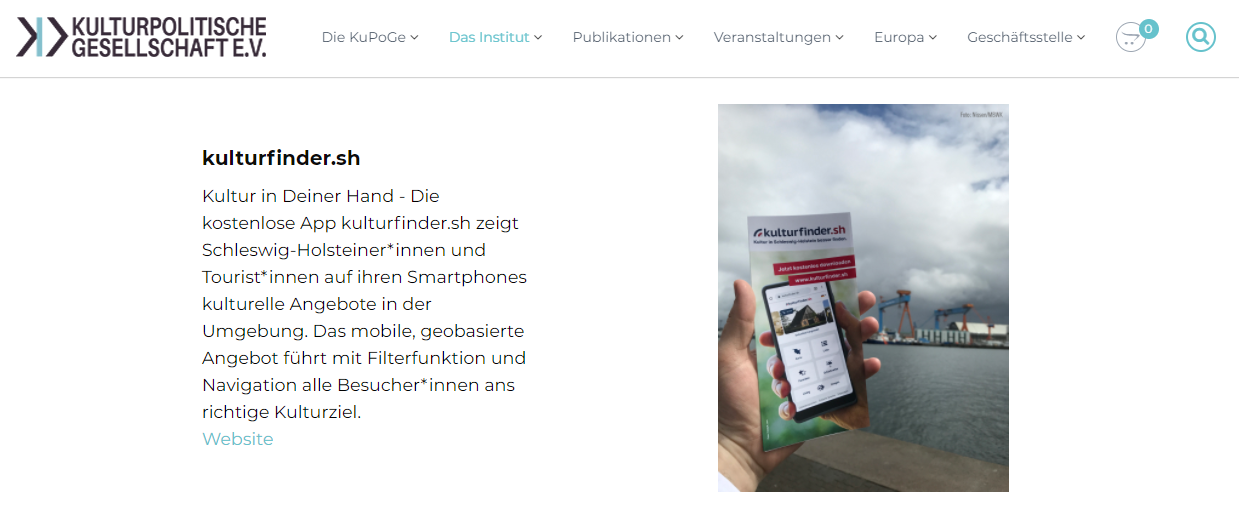 Screenshot mit Text und Flyer des Kulturfinder.sh in der Hand. Im Hintergrund der Hafen von Kiel.