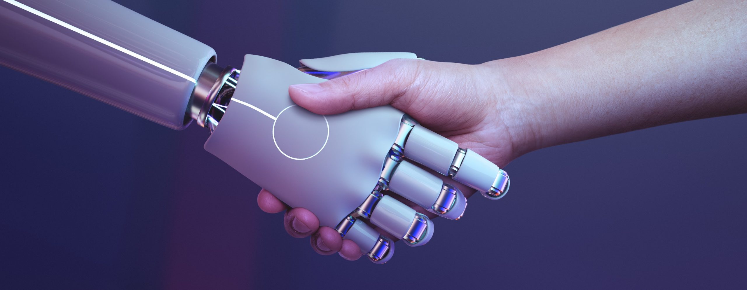 Eine Robotorhand und eine Menschenhand geben sich die Hand